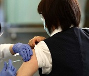 일본서 화이자 백신 맞은 60대 여성 사망..부작용 여부 확인 안 돼