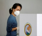 아웅산 수치 미얀마 고문 추가 기소.."화상 심문서 건강해 보여"