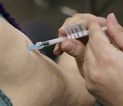 영국 "아스트라제네카 백신 고령층에 효과 커"