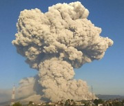 인도네시아 시나붕화산 5km 화산재 기둥 치솟았다