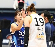 경기 종료 후 인사 나누는 김단비-박지수[포토]