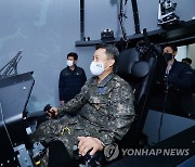 한국형전투기 시뮬레이터 탑승하는 이성용 공군참모총장