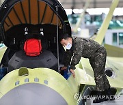 한국형 전투기 시제기 살펴보는 이성용 공군참모총장