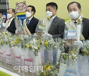 [포토] 출근길 '꽃과 한돈' 소비촉진 홍보