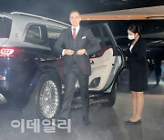 [포토]벤츠코리아, 마이바흐 최초 SUV 'GLS 600 4매틱' 타고 입장하는 마크 레인 부사장