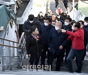 [포토]'서계동 계단 오르는 김종인'
