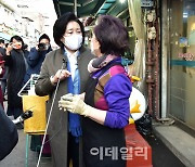 [포토]'용문전통시장 상인들 고충 듣는 박영선 후보'