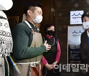 [포토]박영선 후보, '용문시장 백년가게 방문'