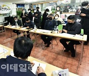 [포토]박영선 후보, '용문시장 상인들과 간담회'