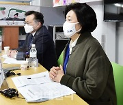 [포토]'용문시장 상인들과 간담회 갖는 박영선 후보'