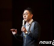 '1000만원대 강연료' 논란 김제동, 책 내고 복귀..이효리·유재석 추천사