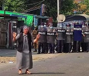 [피플in포커스]"나를 쏴라"..총 든 미얀마 군경 앞 무릎 꿇은 수녀