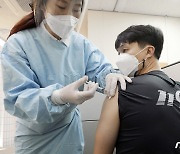 백신 접종 받기 시작한 119 구급대원들