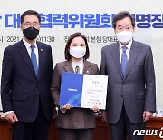 임명장 수여하는 이낙연·김주영