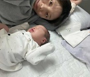 '50kg 감량' 권미진, 출산 후 핼쑥해진 얼굴 "엄마와 딸"