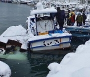[날씨] 16년 만의 3월 폭설..무거운 습설에 어선도 침몰