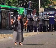 [종합] "차라리 날 쏘세요"..맨몸으로 무장 경찰 막은 미얀마 수녀