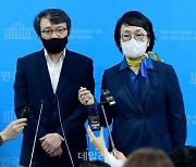 <포토> 답변하는 김진애 후보와 김의겸 의원직 승계 예정자