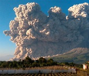 화산재 내뿜는 인도네시아 시나붕 화산