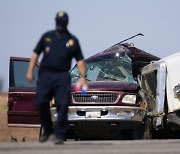 SUV에 탄 25명..대형 트럭과 충돌 최소 13명 사망 '비극'
