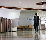 '고용 충격' 직격 청년층에 "6조원 투입해 104만명 고용지원"