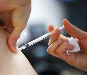 기저질환자 2명 백신 접종 뒤 사망.."인과성은 확인 안돼"