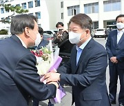 "검찰총장 대구방문 환영".. 꽃다발 들고 등장한 대구시장