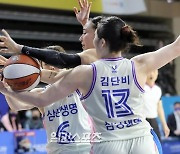 [포토]김소니아-김단비,공을 향한 집념