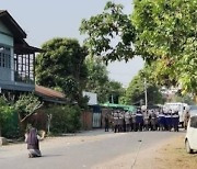"멈춰달라" 수녀 읍소에..'무차별 살상' 미얀마 군경도 총 내려놨다