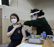 Military health care workers get first vaccine shots  