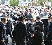 Yoon arrives at Daegu office, continues denouncing DP plan