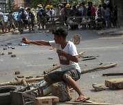 미얀마 경찰, 시위대에 또 실탄 발사.. 3명 중상 '위독'