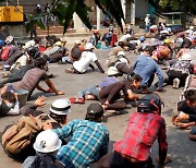 '피의 일요일' 사흘 만에 또 발포.. 미얀마 시위대 10여명 사망