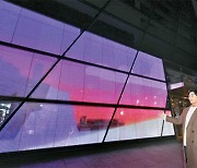 [포토] LG전자, 부산 영화의전당 건물 벽에 206㎡ 투명 LED 필름