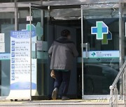 요양병원 이사장 가족 '백신 새치기'.."위탁계약 해지·고발 검토"