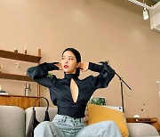 마마무 솔라, 가슴+등 부분 뻥 뚫린 파격 패션..치명적인 섹시美