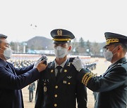 신임 장교 계급장 달아주는 국방부장관-육군참모총장