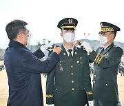 신임 장교 계급장 달아주는 서욱 국방부장관-육군참모총장
