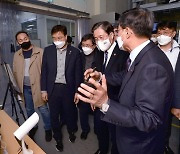 성윤모 산업통상자원부 장관, 전기차배터리산업화센터 방문
