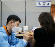 조선대병원, 코로나 전담 의료진·종사자 '화이자 백신' 접종 시작