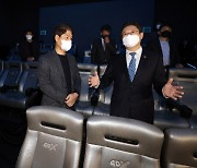 황희 문체부 장관, 영화관 방역상황 점검