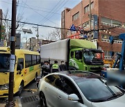 울산 동구서 어린이집 차량 등 5중 추돌..9명 부상
