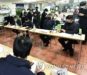 용문 전통시장 상인회와 간담회하는 박영선