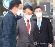 'BBQ 내부망 불법접속 혐의' 박현종 bhc 회장 첫 공판 마쳐
