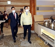 호텔 식당 방역 점검하는 황희 장관