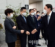 [포토]직원들과 악수하는 윤석열 검찰총장