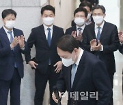 [포토]대검찰청에서 박수 받는 윤석열 총장