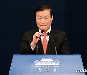 윤석열 총장 사의 관련 브리핑하는 정만호 국민소통수석
