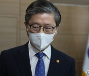 LH 투기 의혹 관련 브리핑 마친 변창흠 장관