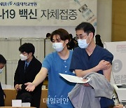 <포토> 서울대병원 의료진 AZ백신 접종